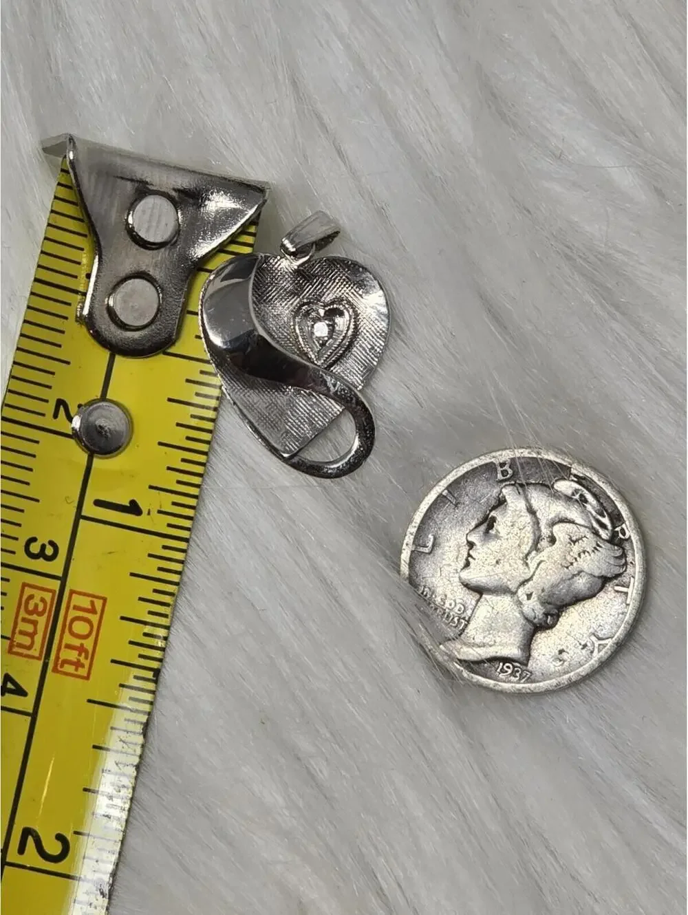 10K White Gold Diamond Chip Heart Pendant Scroll Design 1g - Picture 5 of 6